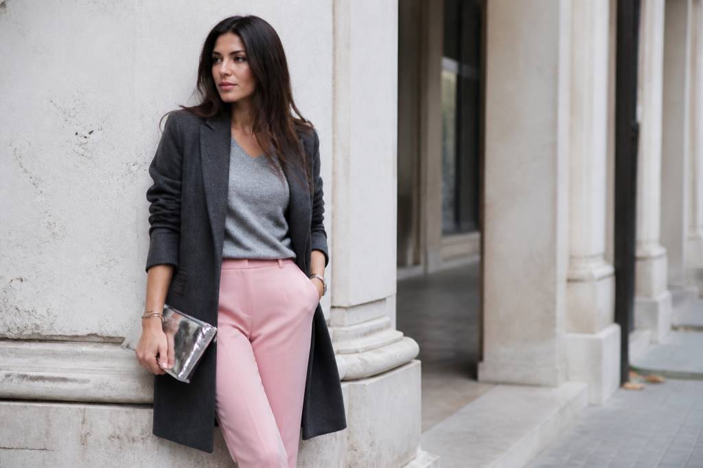 Les couleurs qui se marient avec le gris vêtement : les associations tendance à adopter