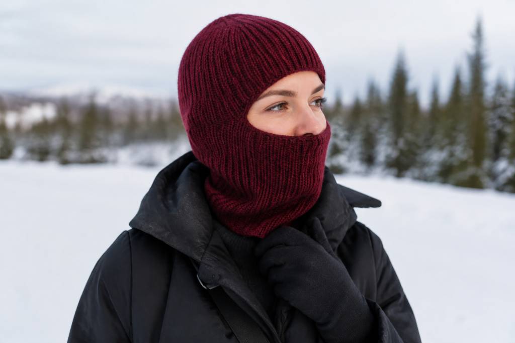 Cagoule femme bordeaux : comment la porter avec style cet hiver